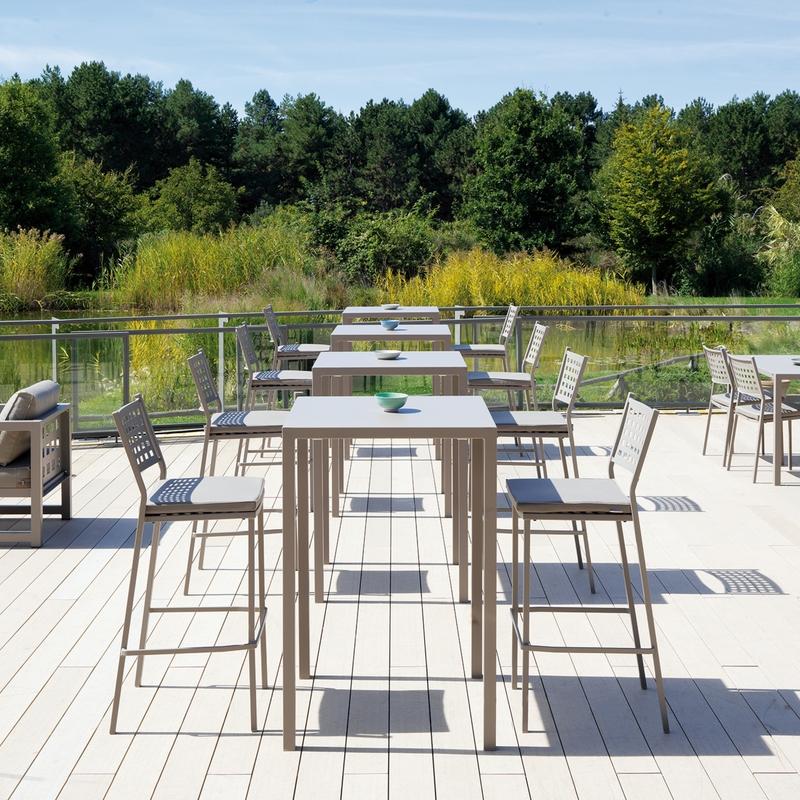 Mesa Alta De Jardín De Metal "Quatris" 60x60 Cm 110h Bronce