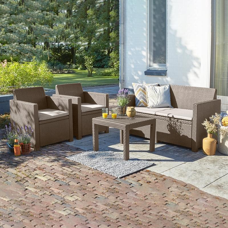 Mesa De Centro Lounge "Alabama" De Resina + Sofá + 2 Sillones Con Cojines Marrones