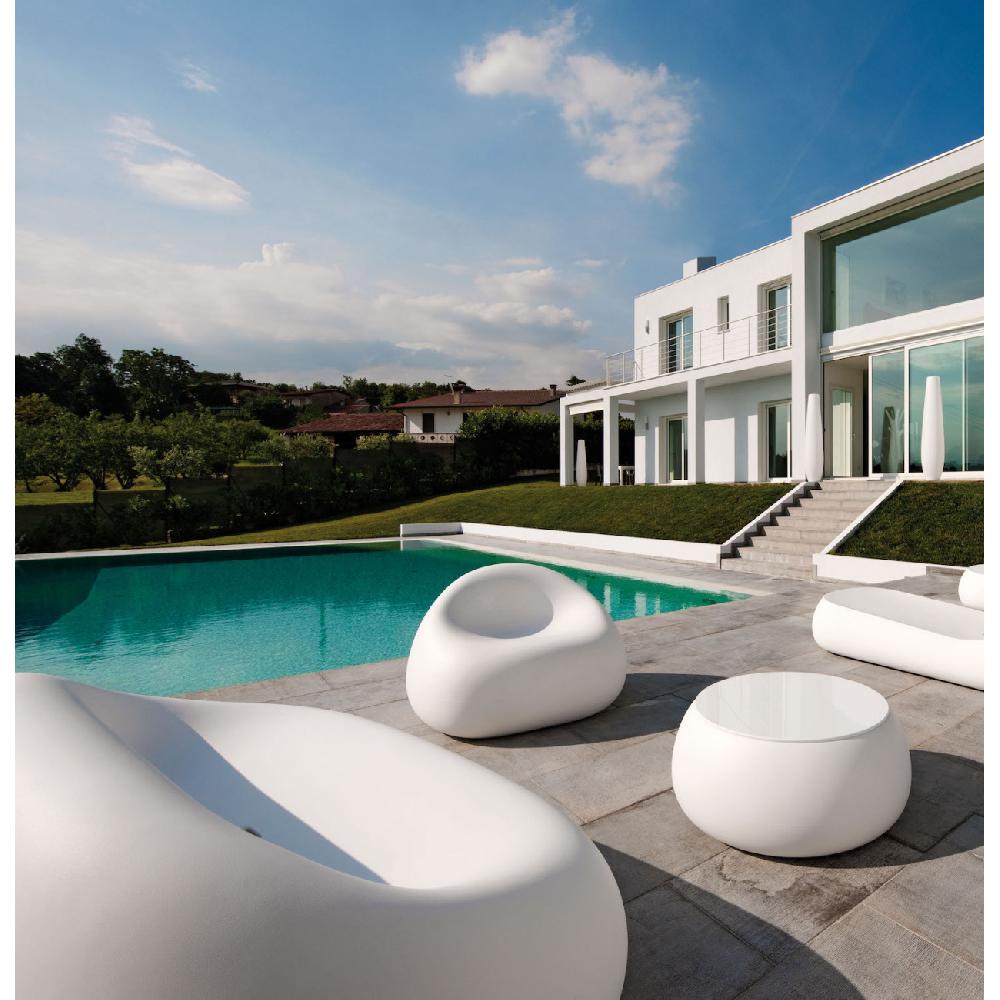 Salón exterior de polietileno blanco con 2 tumbonas Gumball