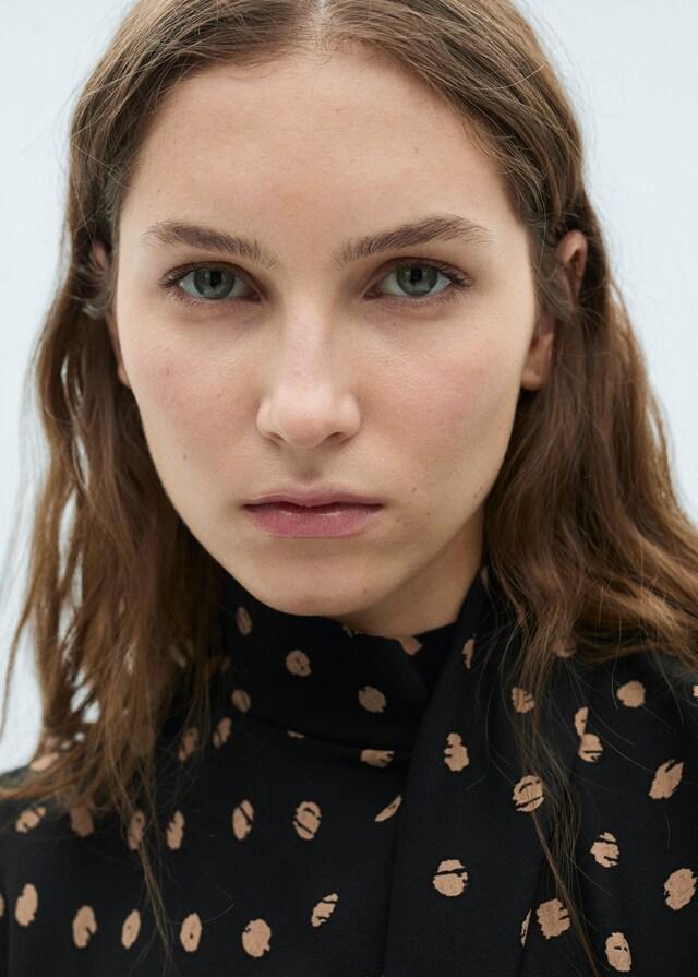 Mango Blusa Topos Cuello Drapeado