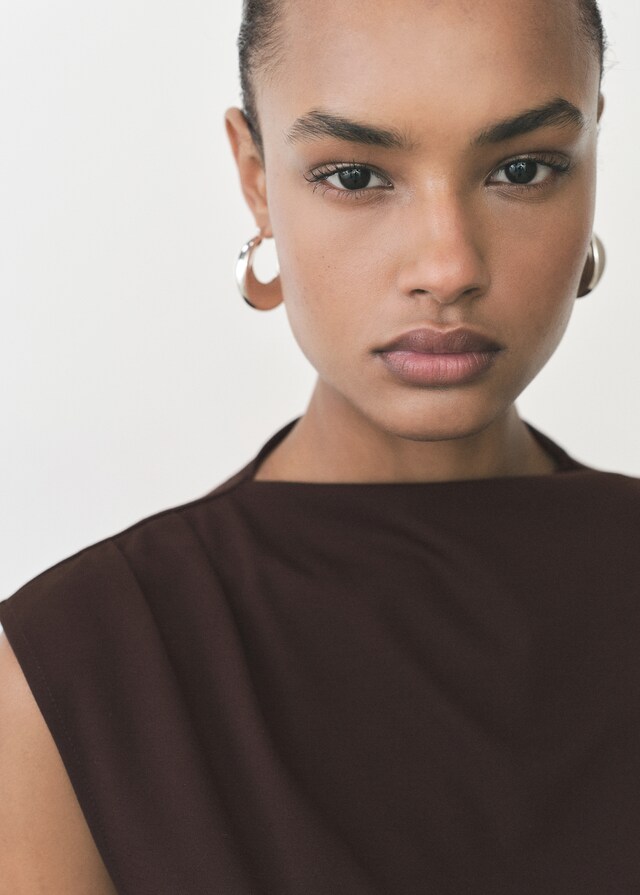 Mango Camiseta Cuello Asimétrico Fruncidos