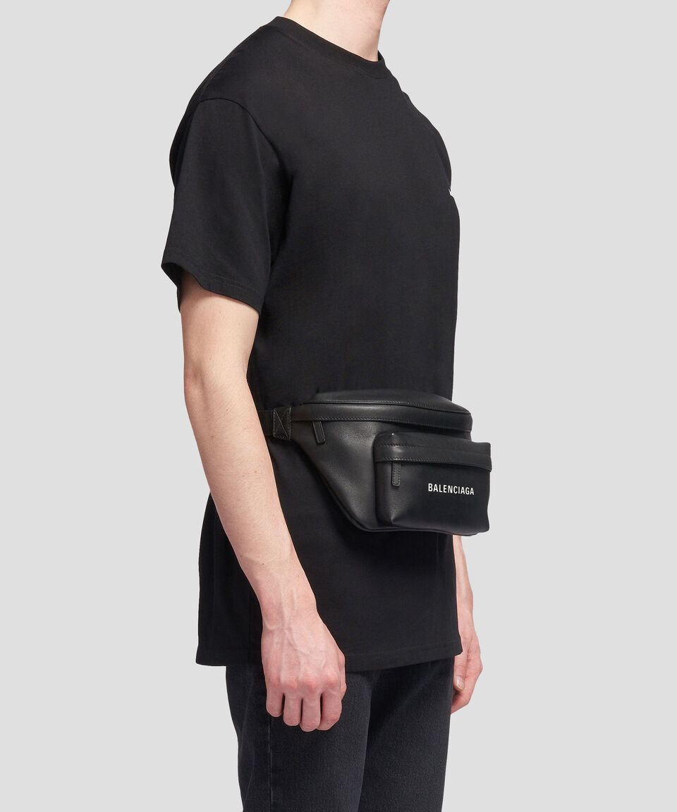 Balenciaga Cangurera Everyday En Piel Negra Hombre