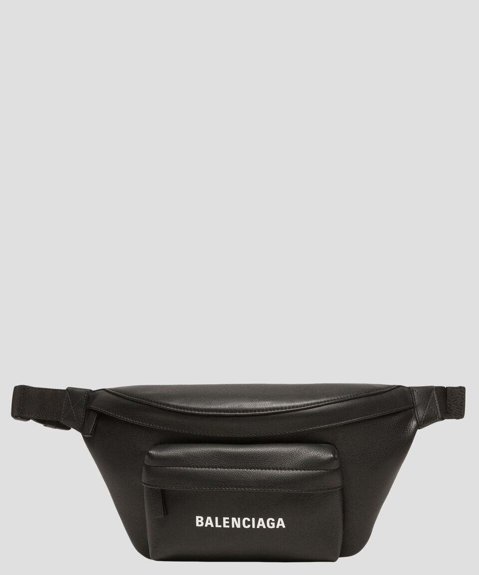 Balenciaga Cangurera Everyday en piel negra Hombre
