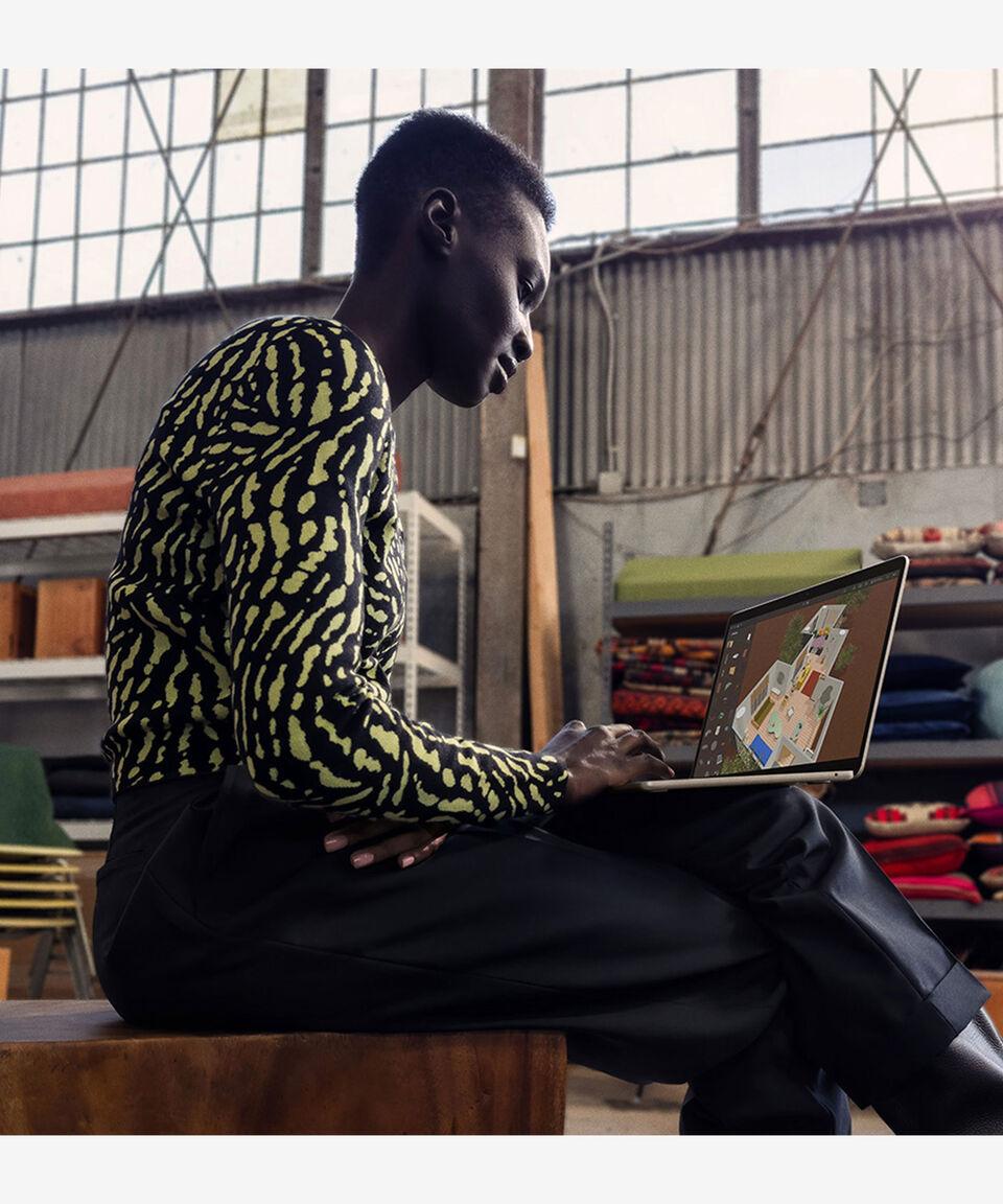 Apple MacBook Air 13" Chip M3 CPU De 8 Núcleos GPU De 8 Núcleos RAM 16 GB SSD 256 GB Medianoche