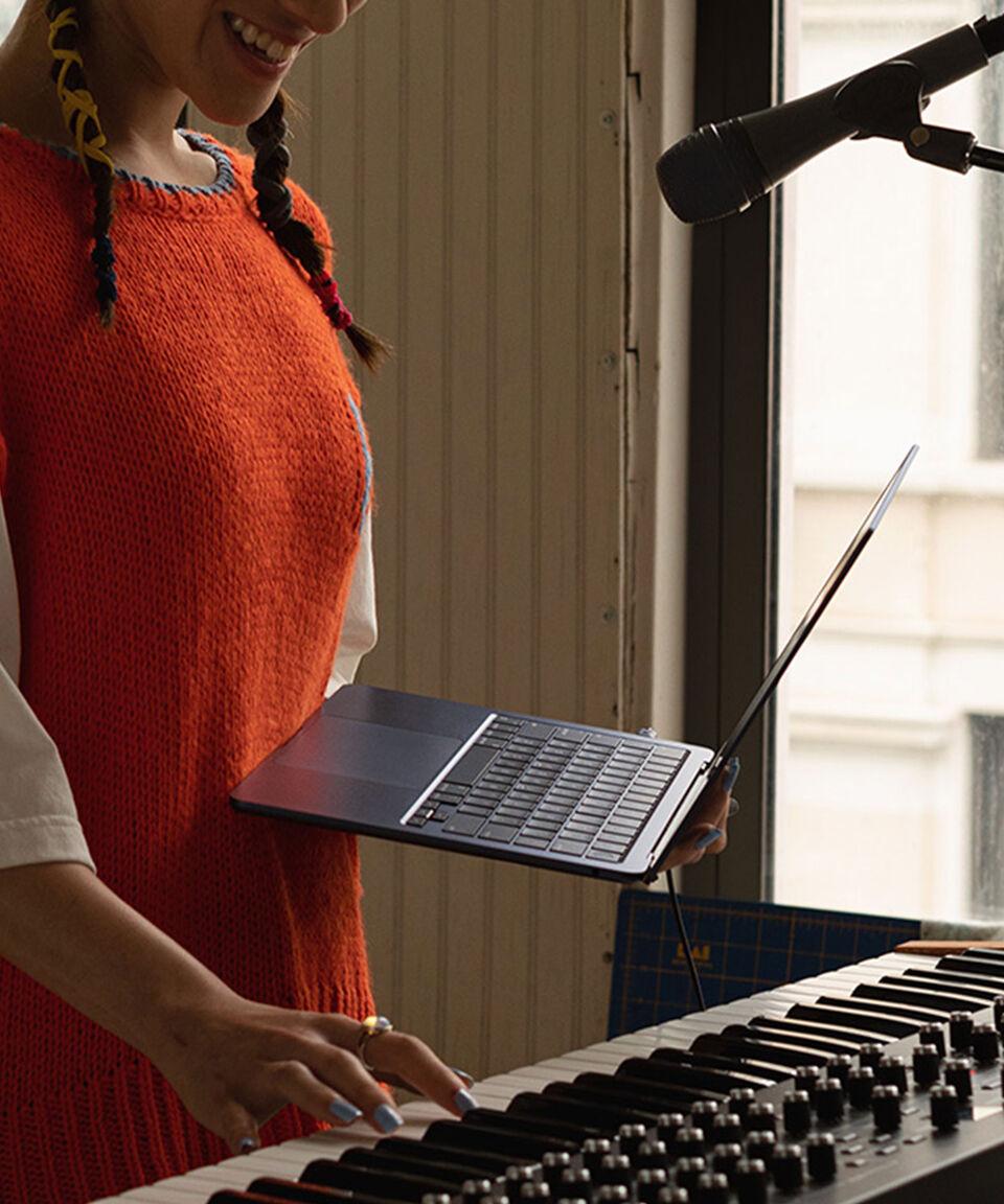 Apple MacBook Air 13" M2 CPU De 8 Núcleos GPU De 8 Núcleos RAM 16 GB SSD 256 GB Blanco Estelar