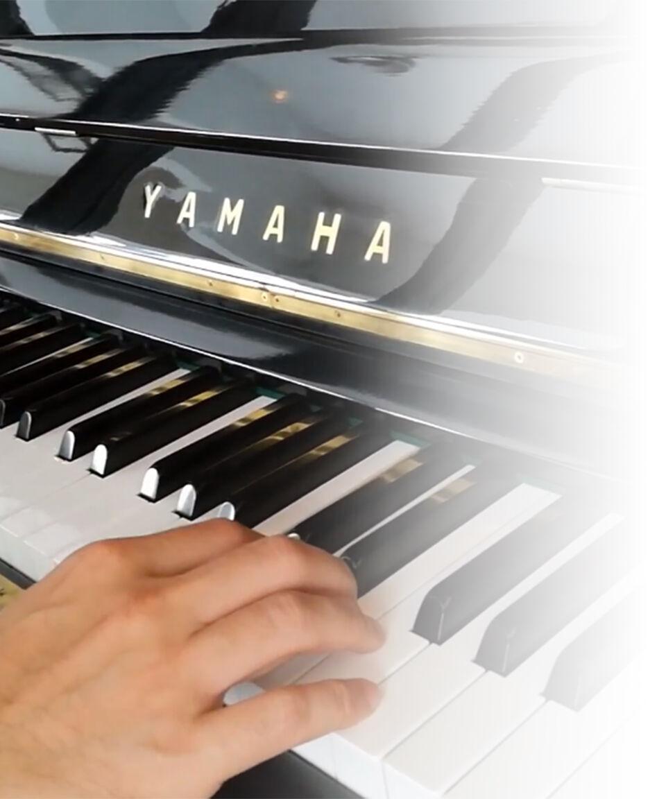 Yamaha JU109PE Piano Vertical Negro