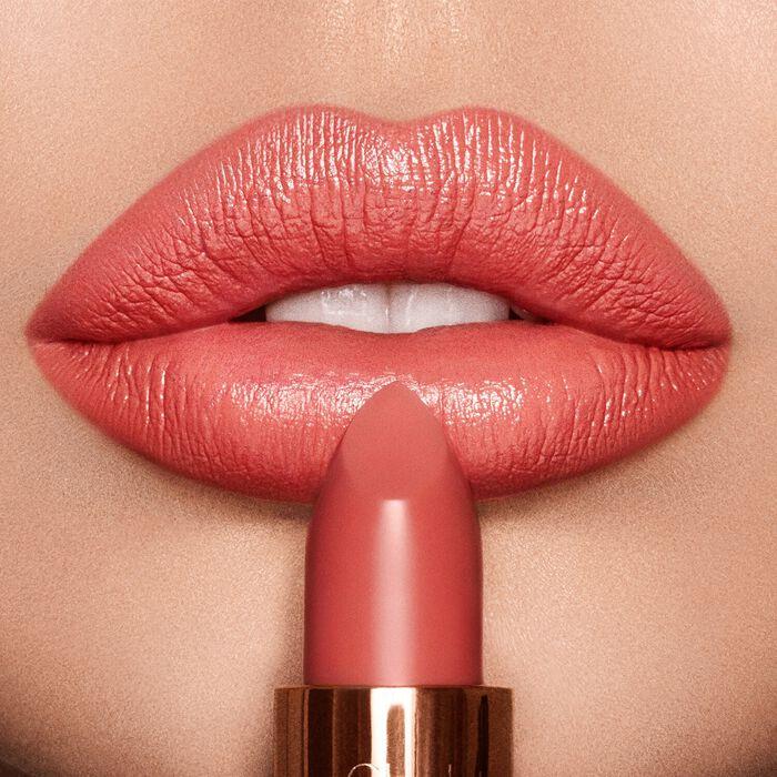 Charlotte Tilbury K.I.S.S.I.N.G - Lápiz De Labios