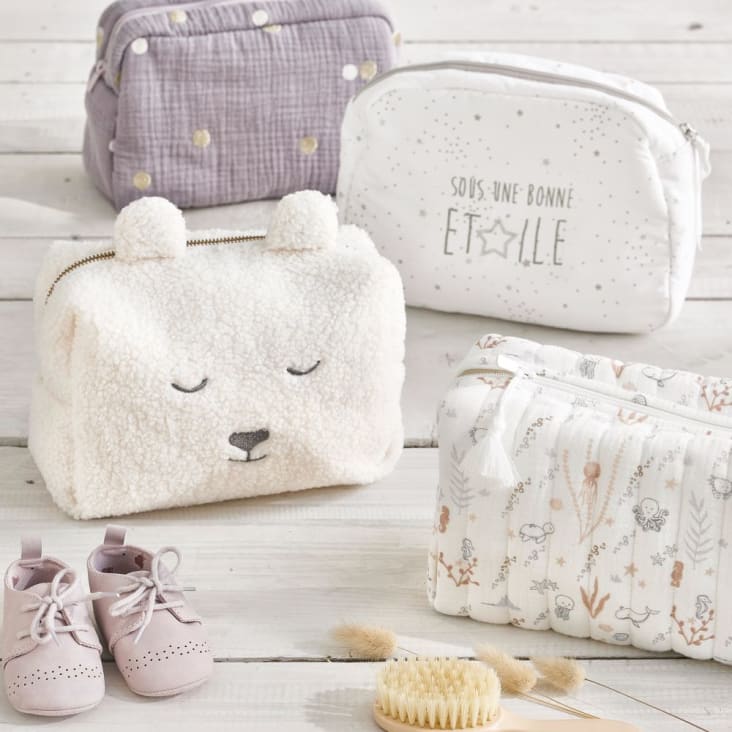 Maisons Du Monde ALESUND - Neceser Para Bebé Con Oso Y Pelo Rizado Blanco