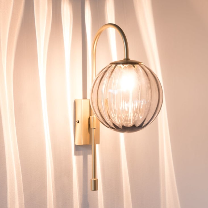 Maisons Du Monde Astoria - Aplique De Metal Dorado Con Bola De Cristal Estriado Tintado Gris