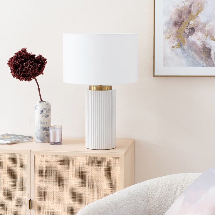 Maisons Du Monde Vigo - Lámpara De Cerámica Estriada Blanca Y Metal Dorado Con Pantalla En Poliéster Reciclado Blanca