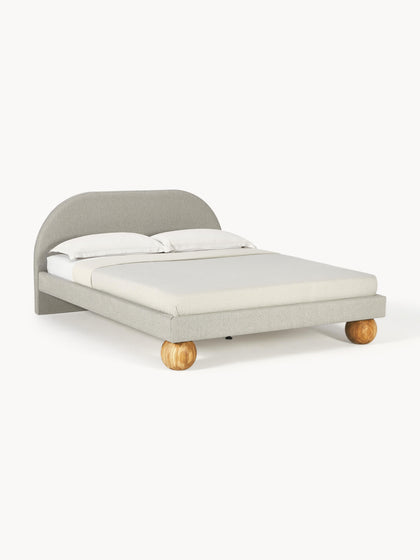 Westwing Cama tapizada con patas esfericas de madera Rena