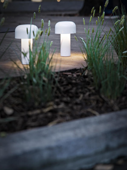 Westwing Lámpara De Mesa LED Pequeña Regulable Bellhop Portátil