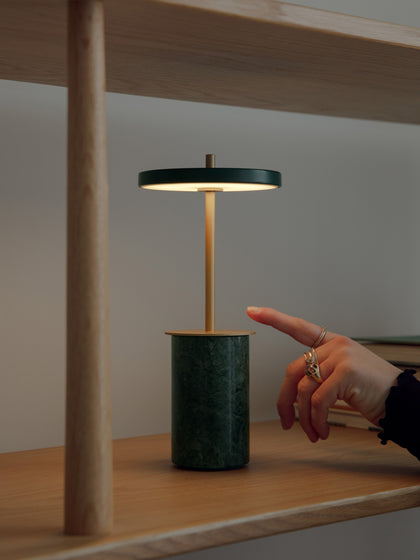 Westwing Lámpara De Mesa LED Pequeña Regulable De Mármol Asteria Portátil