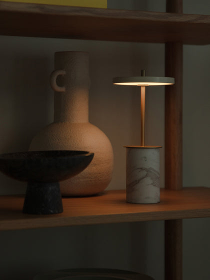 Westwing Lámpara De Mesa LED Pequeña Regulable De Mármol Asteria Portátil