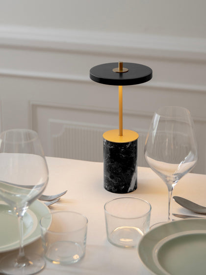 Westwing Lámpara De Mesa LED Pequeña Regulable De Mármol Asteria Portátil