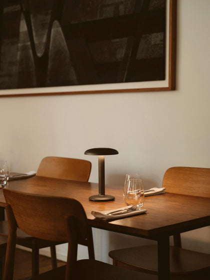 Westwing Lámpara De Mesa LED Pequeña Regulable Gustave Portátil