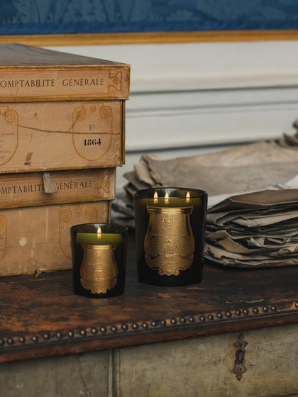 Westwing Vela Perfumada Artesanal De Tres Mechas Cyrnos (higo Negro Cedro Lavanda Pino)