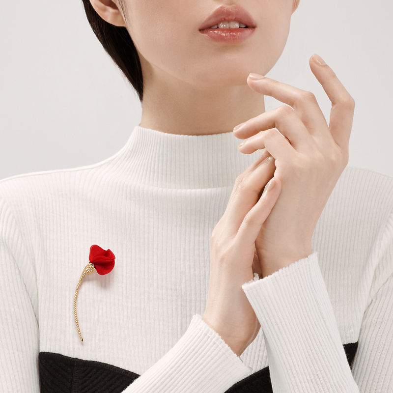 Tiffany & Co. Elsa Peretti® Broche Amapola De Oro Amarillo Con Seda De Color Rojo