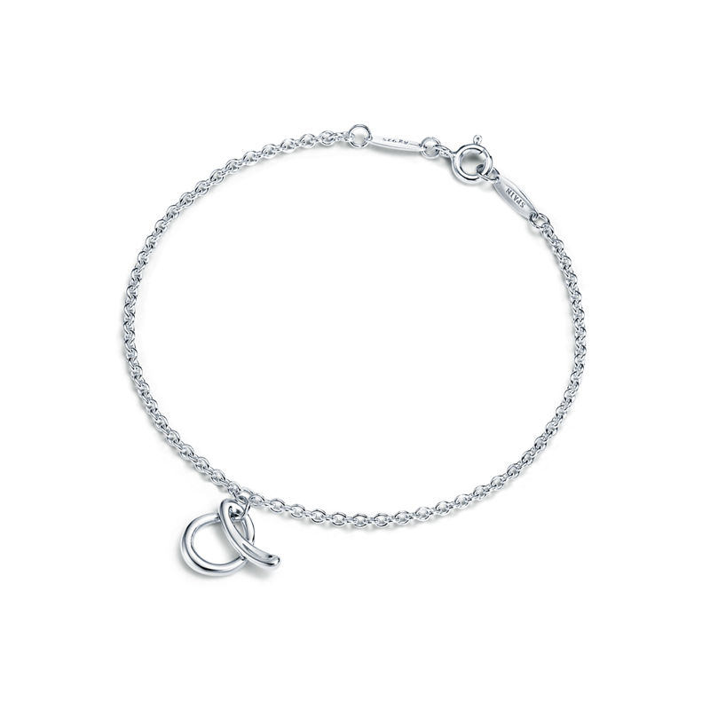 Tiffany & Co. Elsa Peretti® Pulsera con letra “A” en plata de ley