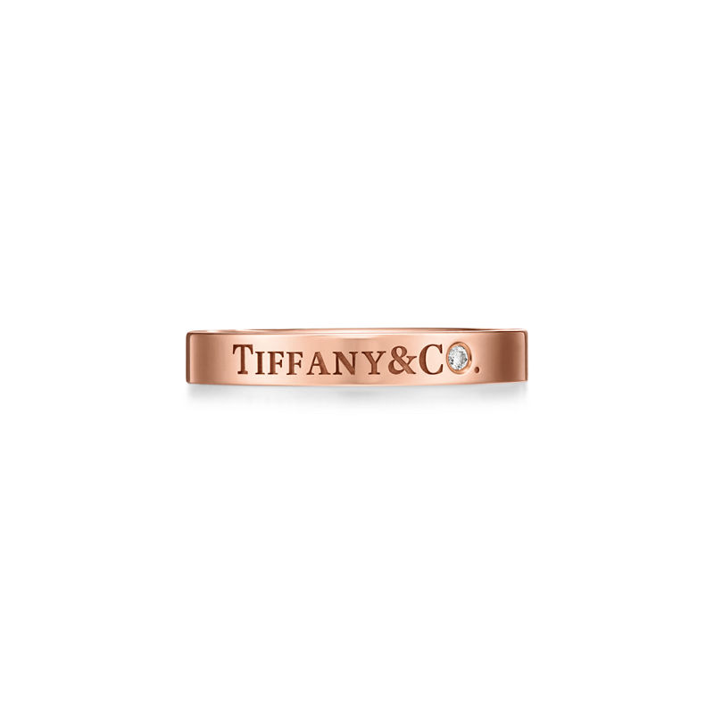 Tiffany & Co. T&CO.® Alianza en oro rosa con un diamante