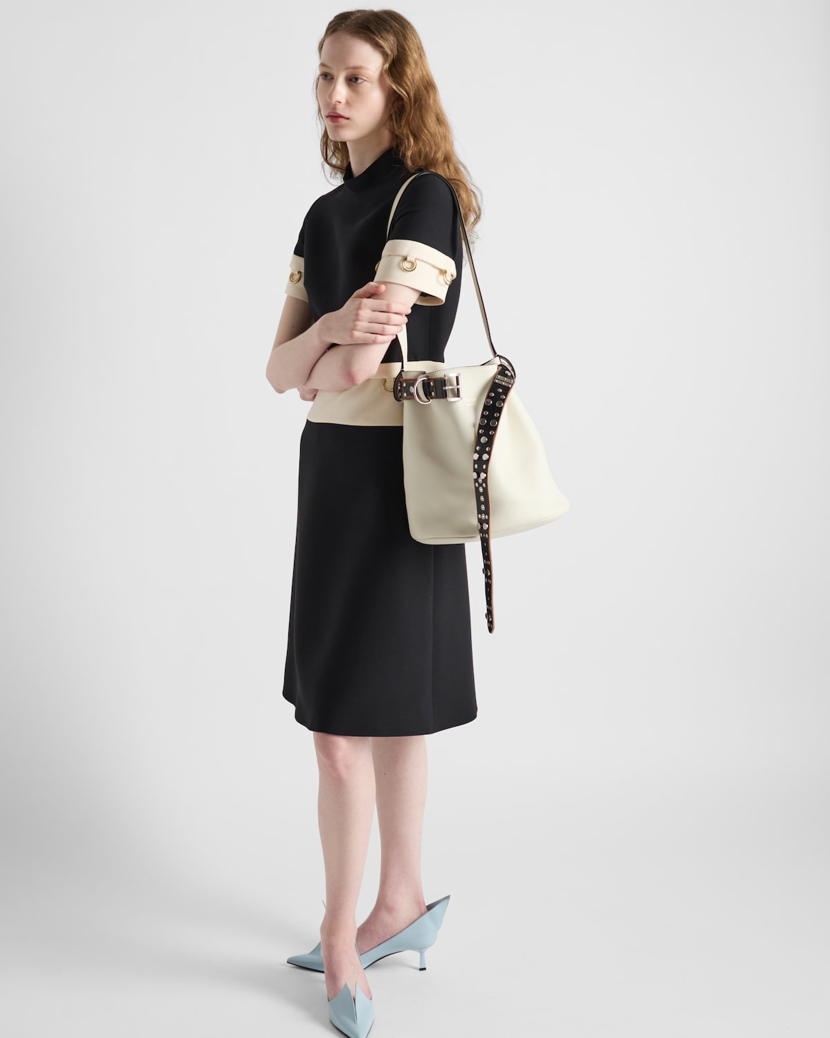 Prada Bolso saco Prada Buckle de piel con cinturón con tachuelas