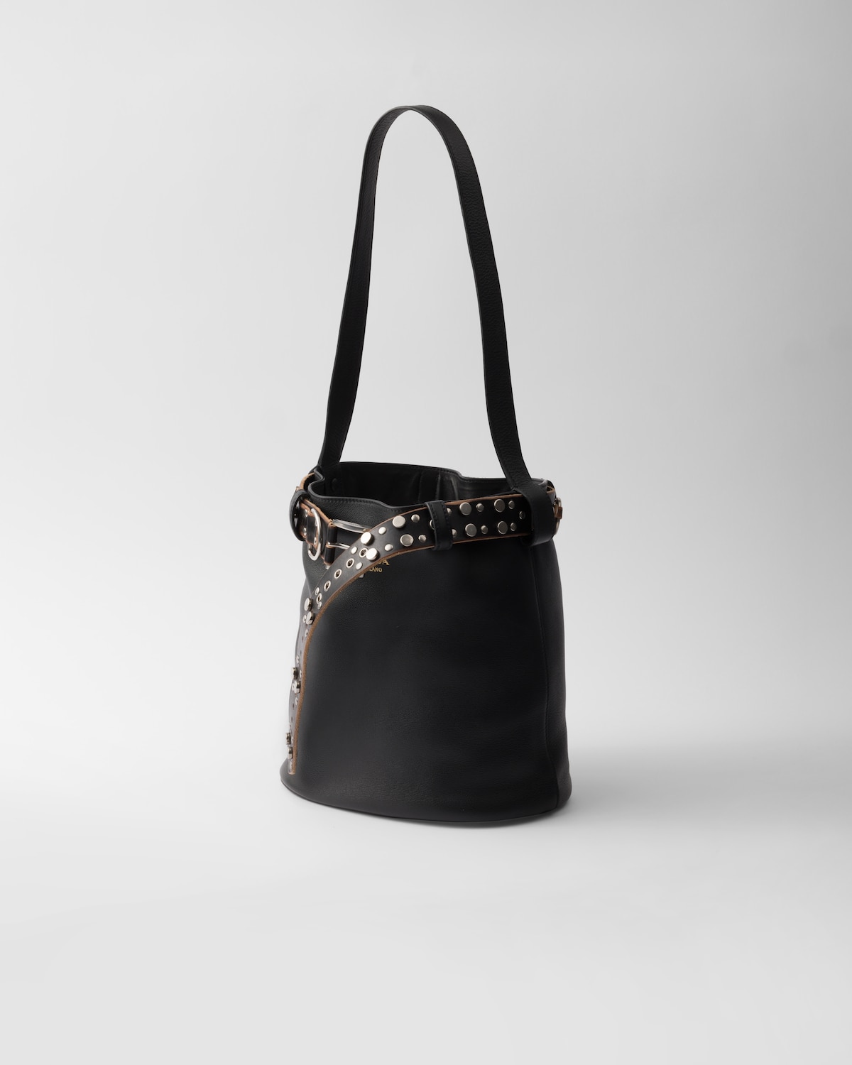 Prada Bolso saco Prada Buckle de piel con cinturón con tachuelas