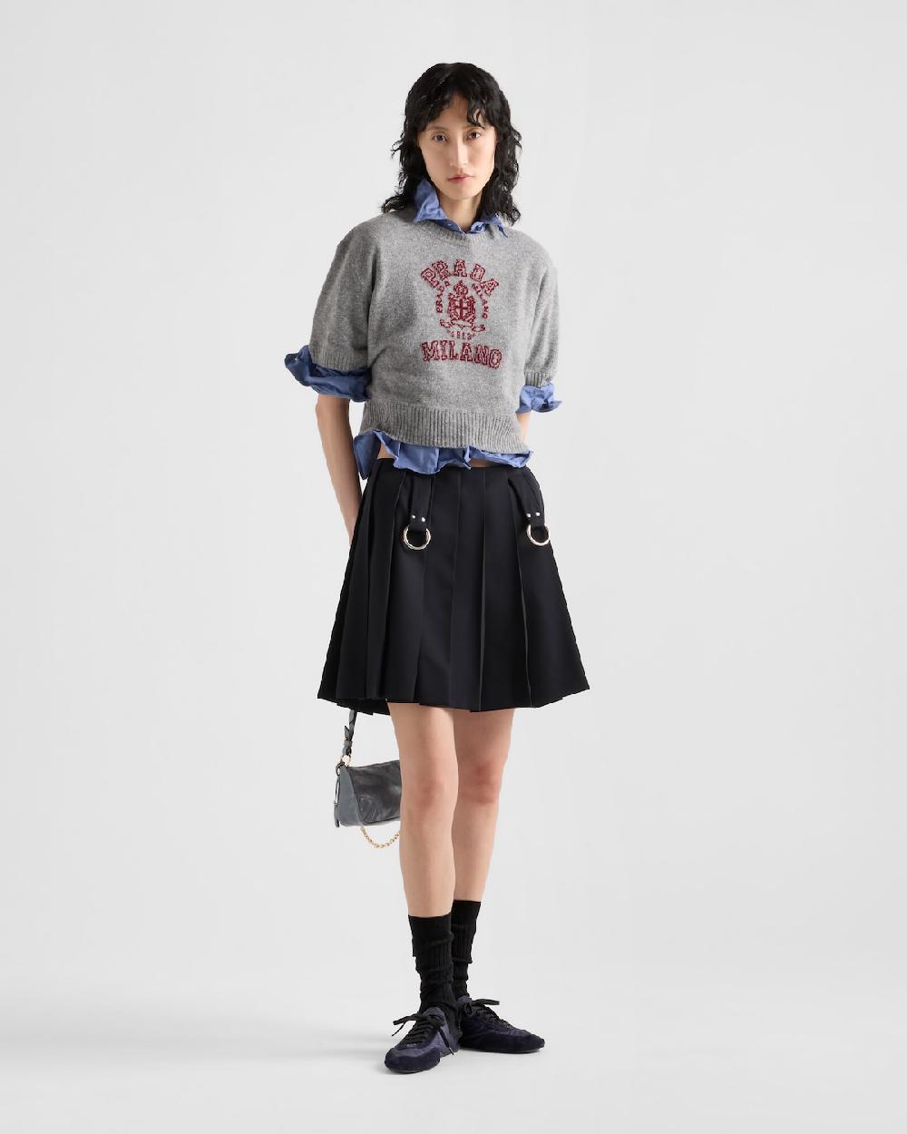 Prada Minifalda de gabardina plisada con anillas de metal