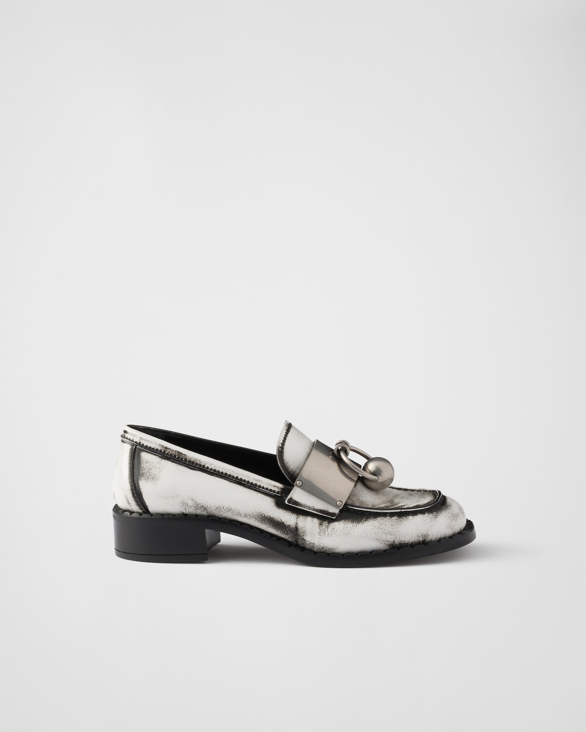 Prada Mocasines de piel cepillada con detalles de metal