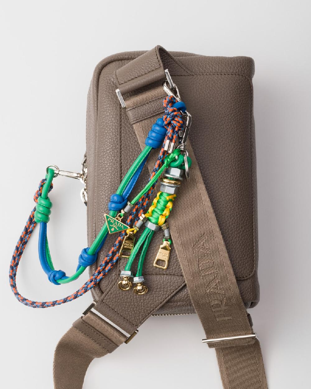 Prada Bolso Bandolera De Piel Con Colgante