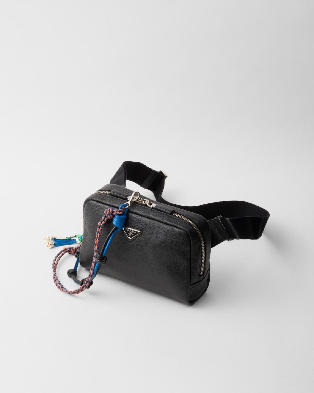 Prada Bolso bandolera de piel con colgante