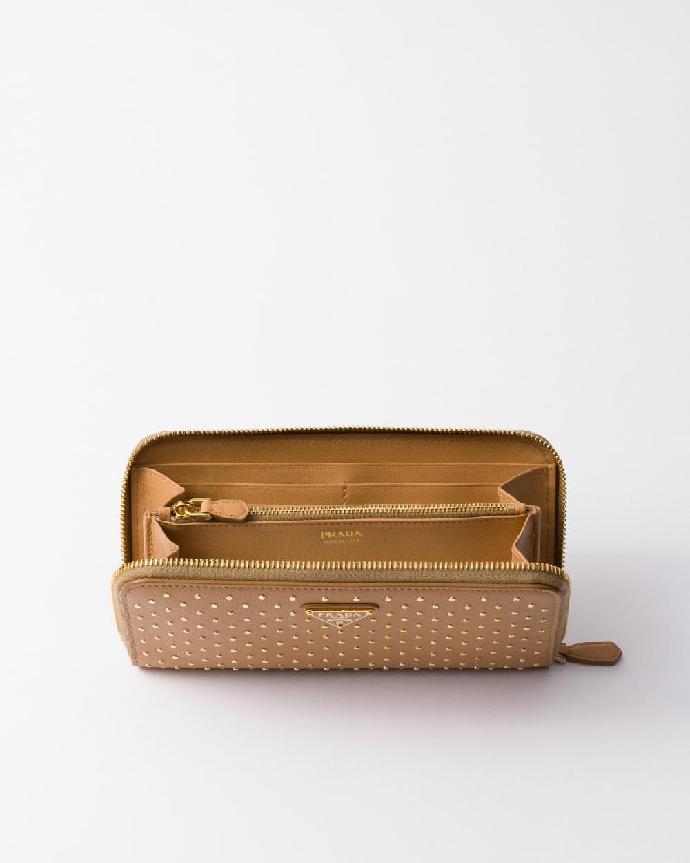 Prada Cartera grande de piel con tachuelas