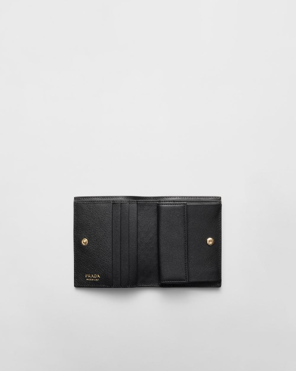 Prada Cartera pequeña de piel con tachuelas