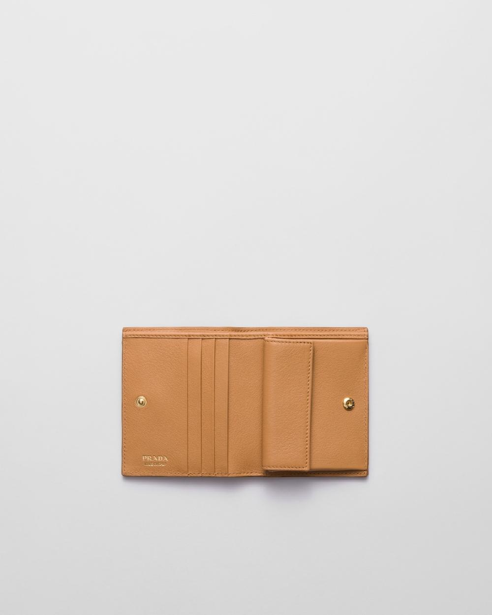 Prada Cartera pequeña de piel con tachuelas