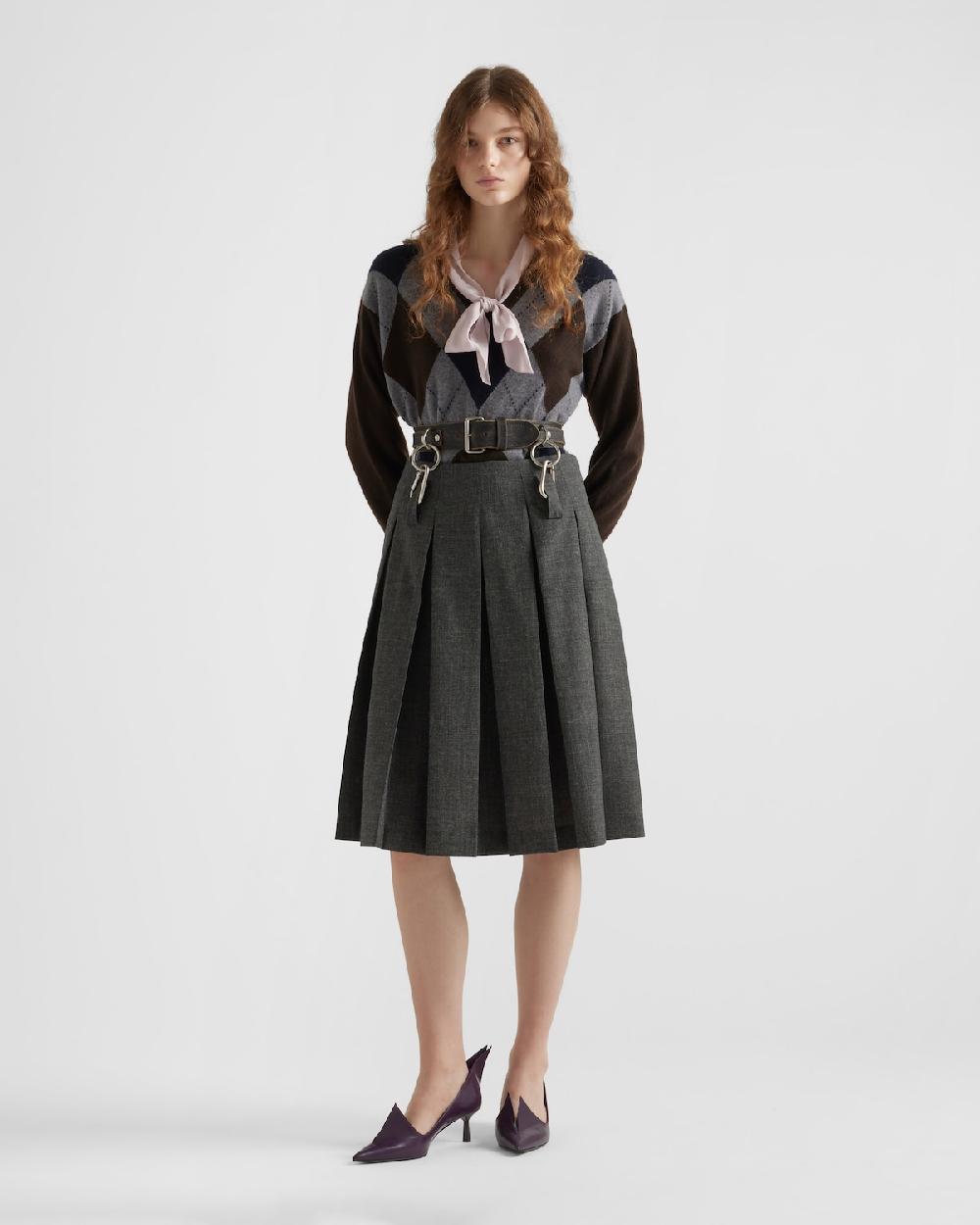 Prada Falda plisada con cinturón y pespuntes