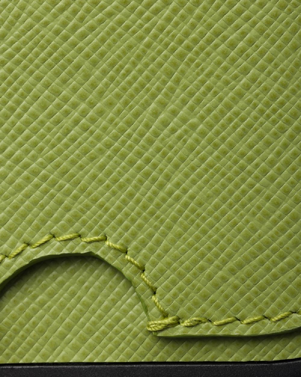 Prada Funda de piel Saffiano para iPhone 16 Pro