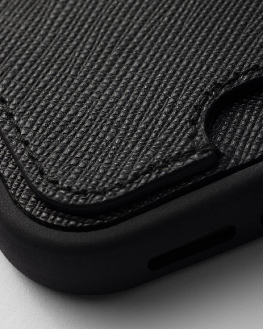 Prada Funda de piel Saffiano para iPhone 16