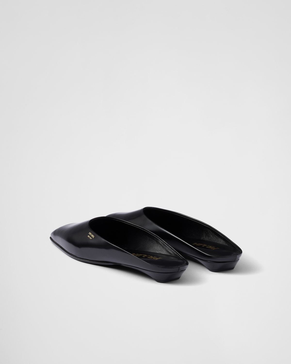 Prada Mules De Piel Cepillada