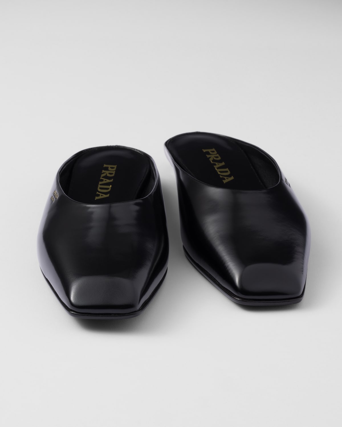 Prada Mules De Piel Cepillada
