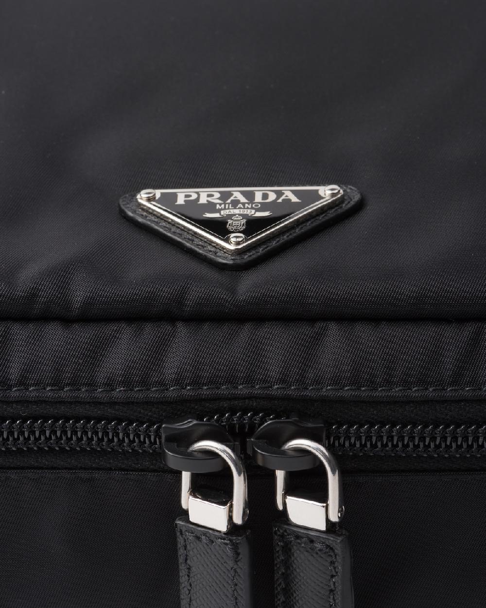 Prada Pouch Grande De Re-Nylon Con Cremallera