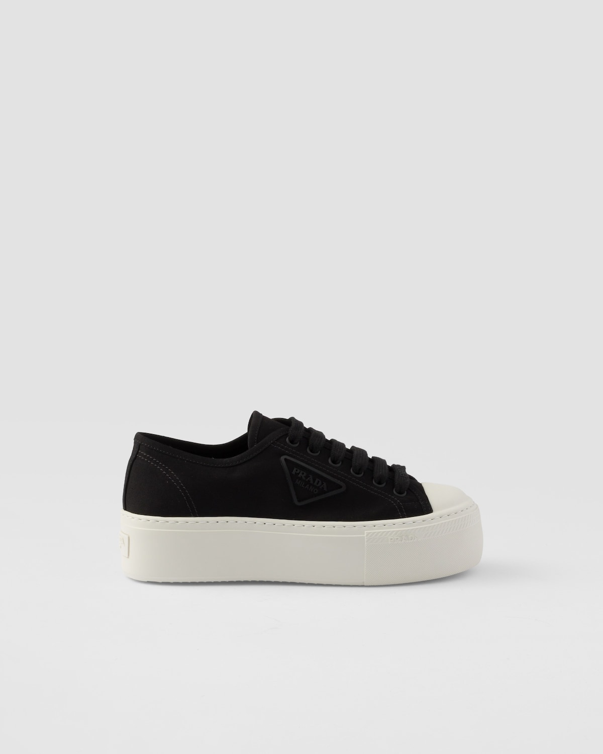 Prada Zapatillas de tela con cordones