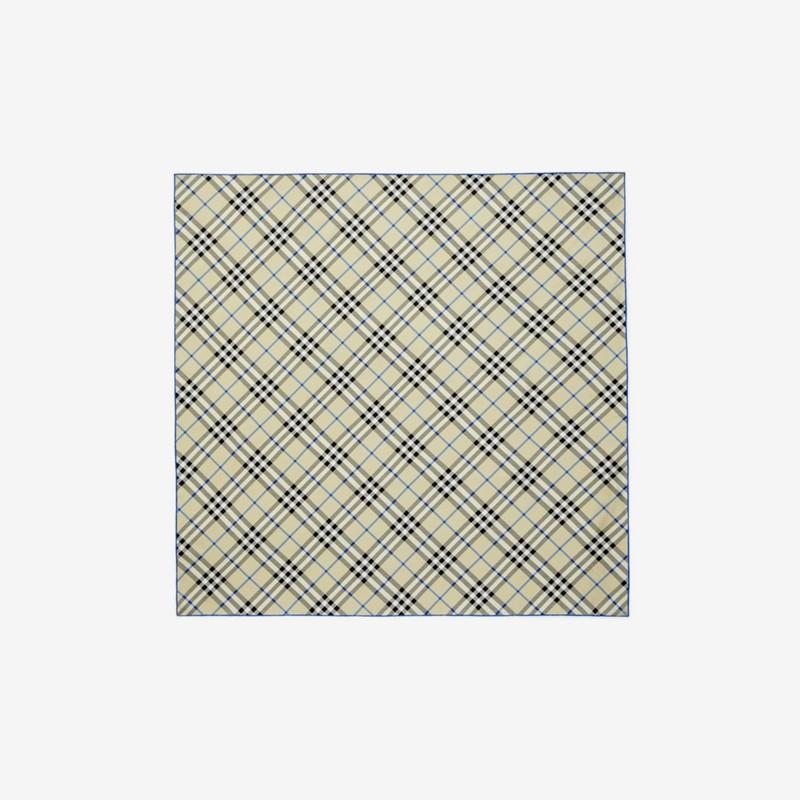 Burberry Pañuelo en seda CheckPrecio 450 00 €