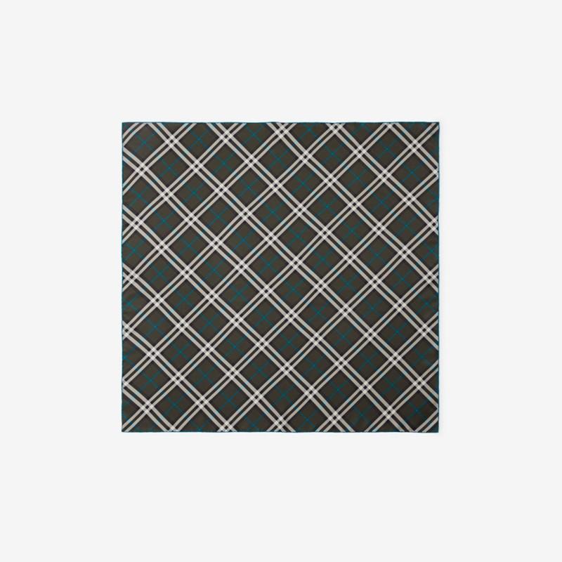 Burberry Pañuelo en seda CheckPrecio 450 00 €