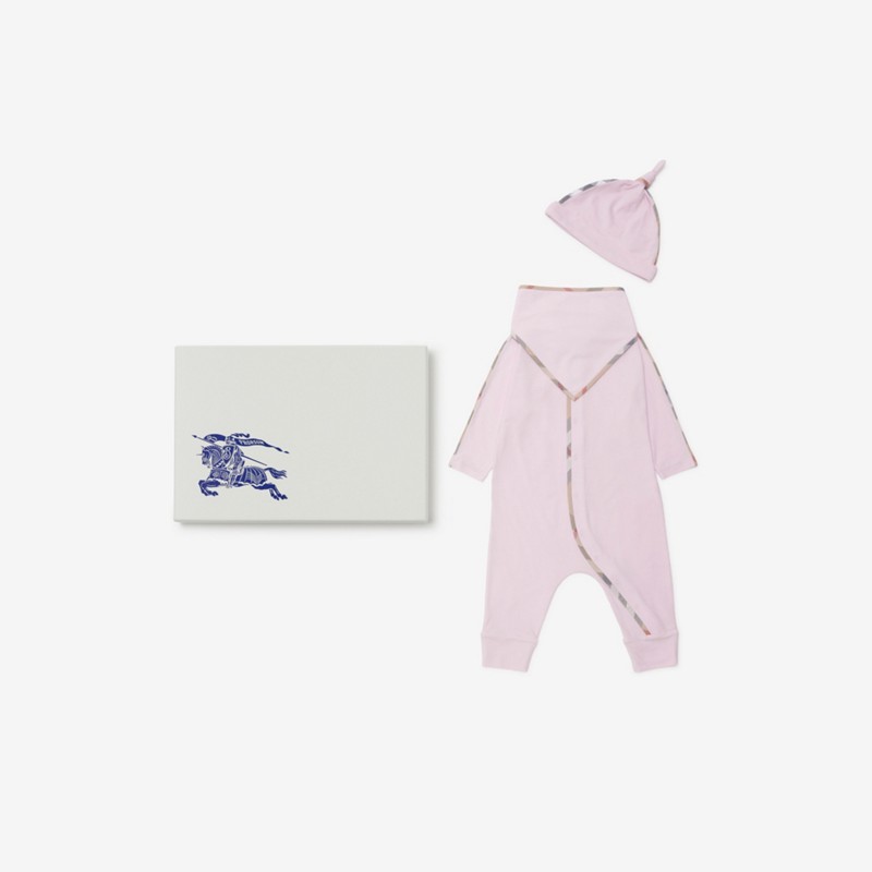 Burberry Conjunto de regalo para bebé de tres piezas en algodón elásticoPrecio 220 00 € 1-18 meses