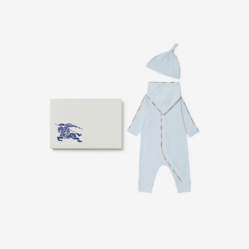 Burberry Conjunto de regalo para bebé de tres piezas en algodón elásticoPrecio 220 00 € 1-18 meses