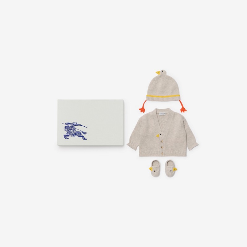 Burberry Conjunto de tres piezas para bebé en lana y cachemir con motivo de patoPrecio 580 00 € 1-18 meses