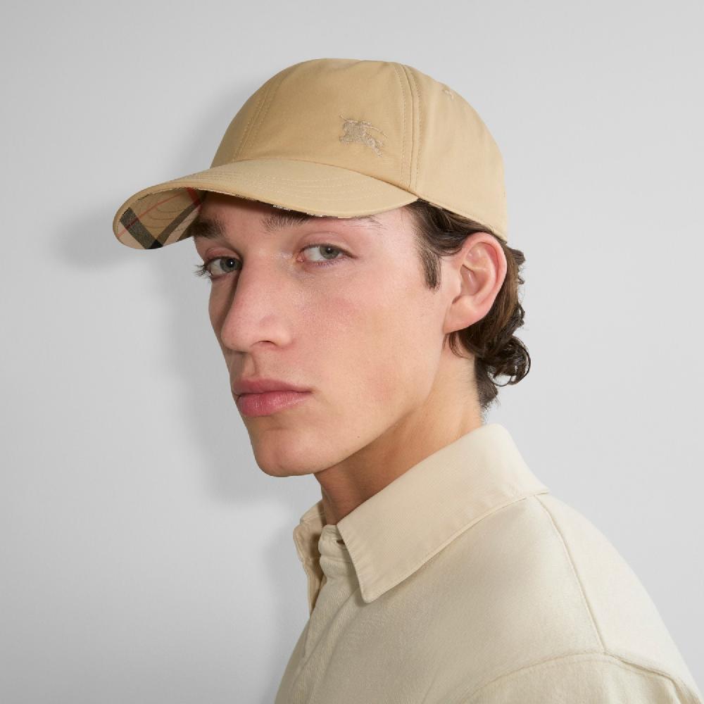Burberry Gorra En GabardinaPrecio 320 00 € Novedades