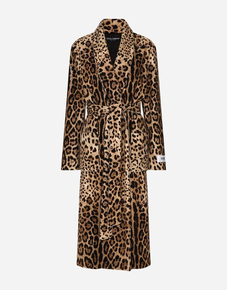 Dolce & Gabbana KIM DOLCE&GABBANA Abrigo con estampado de leopardo en rizo con cinturón y etiqueta Re-Edition