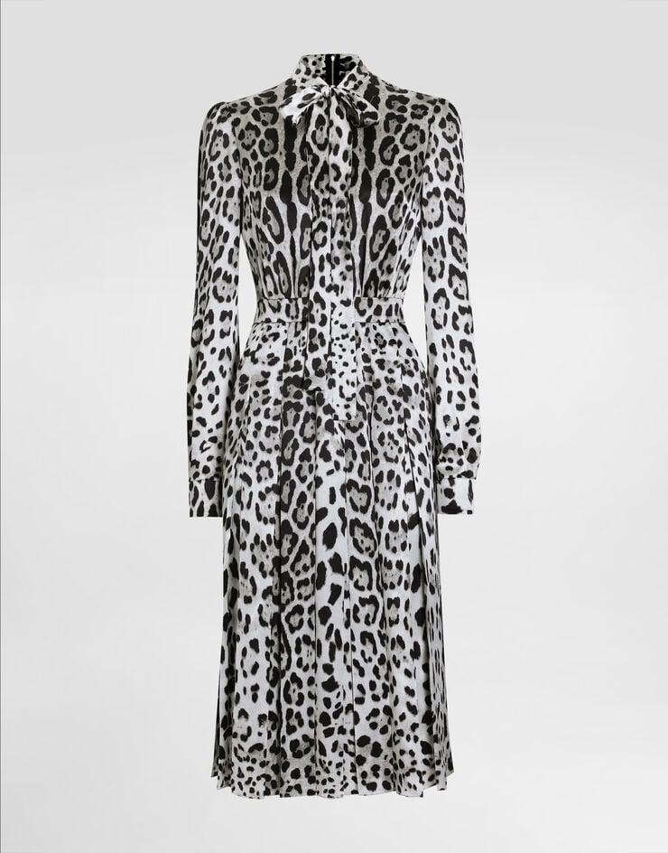 Dolce & Gabbana Vestido longuette camisero de raso con lazo estampado leopardo