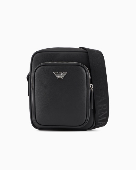 Armani Bolso bandolera de piel saffiano regenerada con placa de águila ASV