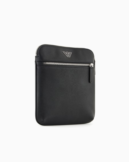 Armani Bolso Bandolera Plano De Piel Saffiano Regenerada Con Placa De águila ASV
